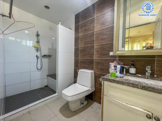 *****บ้านมือสองย่านนนทบุรี ม.วรารมย์ พรีเมี่ยม วัชรพล-จตุโชติ หลังมุม เนื้อที่กว้างขวางถึง 168.4 ตร.ว. ฟังก์ชัน 4 ห้องนอน 4 ห้องน้ำ 4 ที่จอดรถ ตกแต่งสวย พร้อมเข้าอยู่ บนทำเลเชื่อมต่อ ถ.จตุโชติ, ถ.สุขาภิบาล5, ถ.หทัยราษฎร์ ใกล้รถไฟฟ้าสายสีเขียว "สถานีสายหยุด" และทางด่วน "ฉลองรัช"